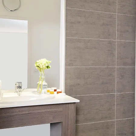 セジュール＆アフェール デヴ 4*