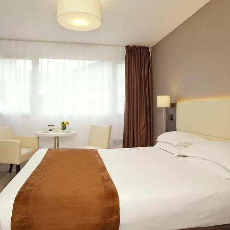 セジュール＆アフェール デヴ 4*